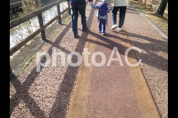 手をつないでお散歩 手をつないでお散歩の写真
