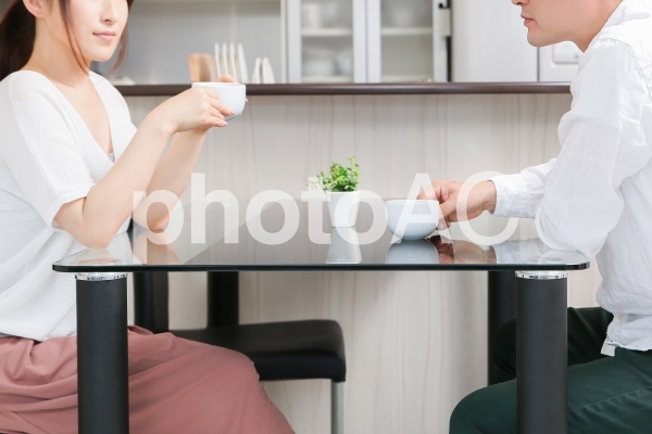 コーヒーを飲みながら会話する男女 コーヒーを飲みながら会話する男女 の写真