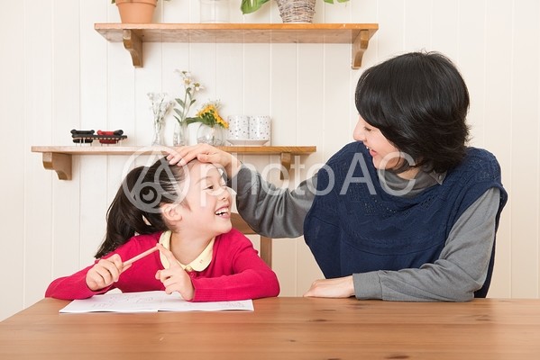 娘の勉強を見るお母さん19 娘の勉強を見るお母さん19の写真