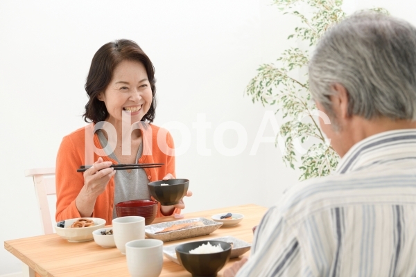 食事をするシニア夫婦36 食事をするシニア夫婦36の写真