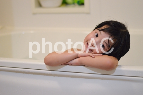 お風呂に入る子供 お風呂に入る子供の写真