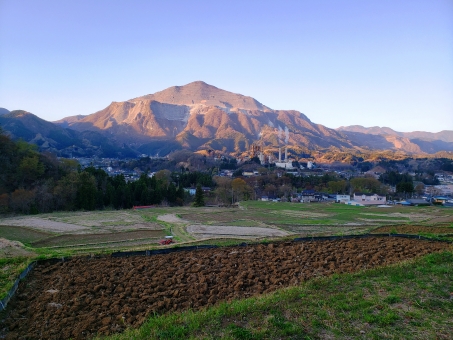 寺坂棚田から見た朝焼けの武甲山 2(埼玉県秩父郡横瀬町・寺坂棚田)beautiful rice terraces in Terasaka tanada and the mountain on the back is Mt. Buko. 寺坂棚田から見た朝焼けの武甲山 2(埼玉県秩父郡横瀬町・寺坂棚田)beautiful rice terraces in Terasaka tanada and the mountain on the back is Mt. Buko.の写真