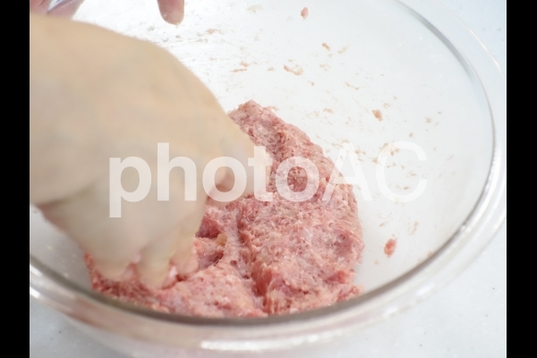 ひき肉をこねる ひき肉をこねるの写真