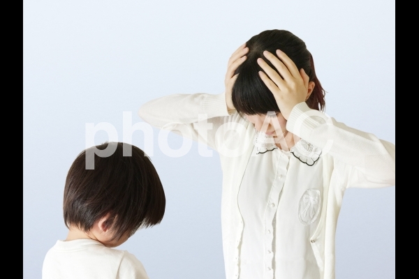 子どものイヤイヤ期にウンザリする母親 子どものイヤイヤ期にウンザリする母親の写真