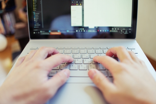 ラップトップ パソコン ノートPC 仕事 インターネット 作業節約, 支出, 予算, 家計, 見積り, コスト, 費用, 投資, 税金, 収支, 経費, 税理士, 見積もり, ファイナンス,ワーケーション, マーケティング ラップトップ パソコン ノートPC 仕事 インターネット 作業節約, 支出, 予算, 家計, 見積り, コスト, 費用, 投資, 税金, 収支, 経費, 税理士, 見積もり, ファイナンス,ワーケーション, マーケティングの写真