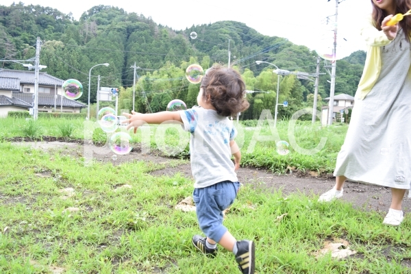 笑顔で走り回るこども2 笑顔で走り回るこども2の写真