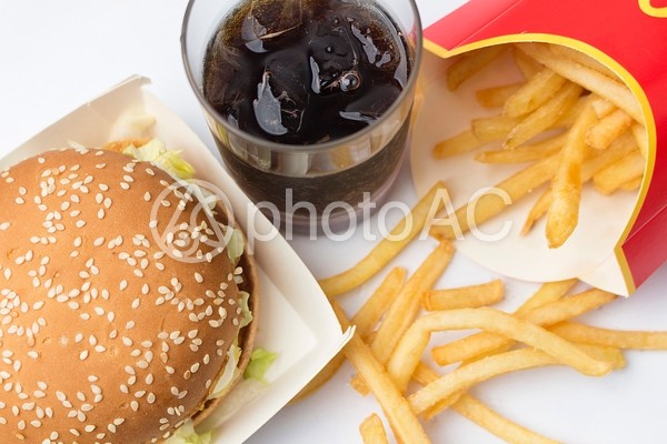 バーガーとフライドポテトとコーラ1 バーガーとフライドポテトとコーラ1の写真