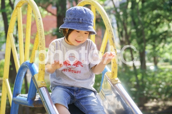 夏の公園で遊ぶ子供 夏の公園で遊ぶ子供の写真