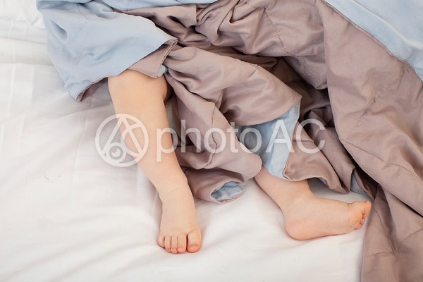 寝ている赤ちゃんの足 寝ている赤ちゃんの足の写真