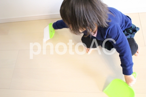 ほうきとちりとりで掃除する子供2 ほうきとちりとりで掃除する子供2の写真