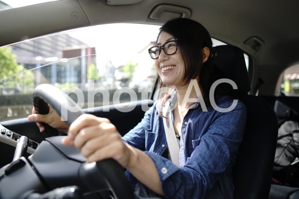 運転をする女性 運転をする女性の写真