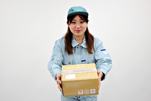 女性　ビジネス　宅配　宅配便の写真