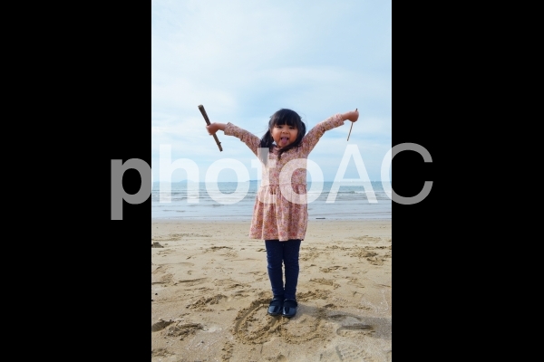 子供 海辺でばんざい 子供 海辺でばんざいの写真