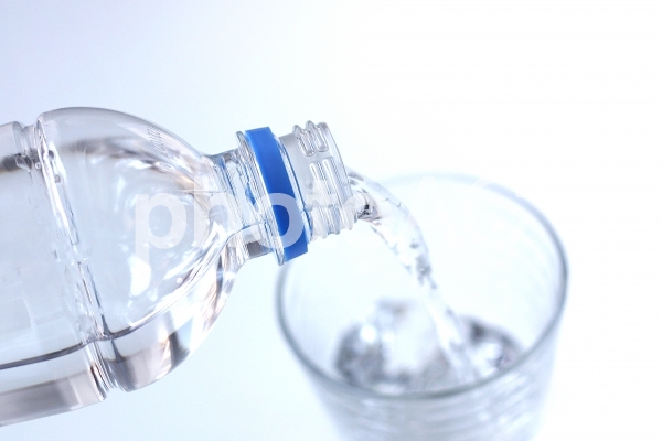 水を注ぐ 水を注ぐの写真