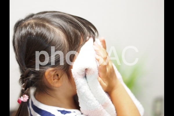 タオルと女の子 タオルと女の子の写真