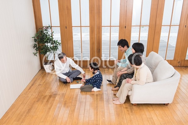 リビングに集まる三世代家族4 リビングに集まる三世代家族4の写真