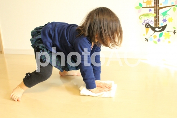 ぞうきんがけをする子供2 ぞうきんがけをする子供2の写真