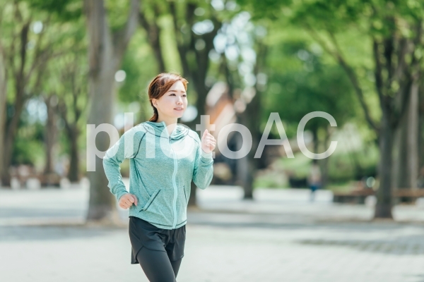 ウォーキングする女性 ウォーキングする女性の写真