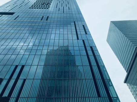 東京の高層ビルと青空、ビジネスイメージの写真