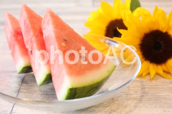 夏のイメージ 向日葵と西瓜 夏のイメージ 向日葵と西瓜の写真