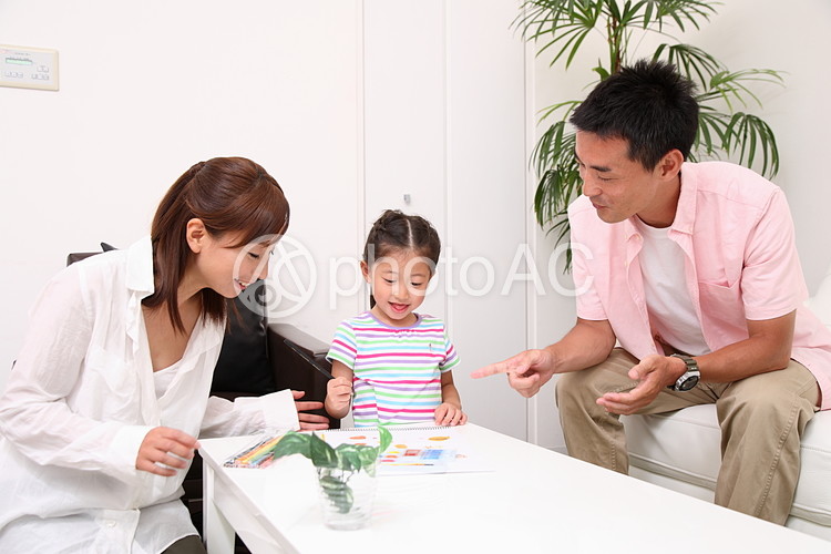 お絵かきする家族1 No 416 写真素材なら 写真ac 無料 フリー ダウンロードok