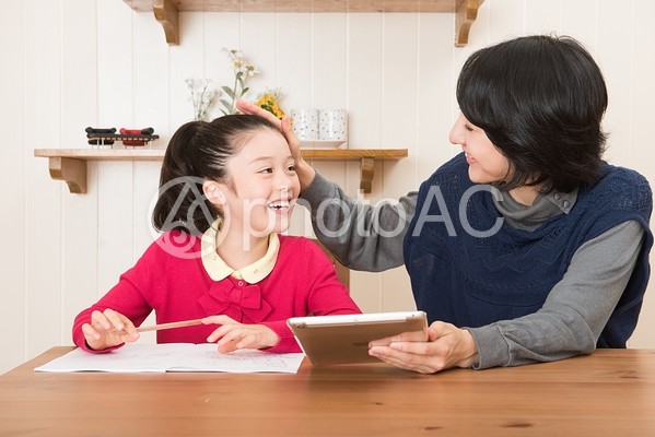 娘の勉強を見るお母さん15 娘の勉強を見るお母さん15の写真