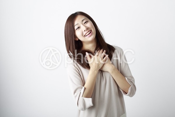 胸に手を合わせる女性1 胸に手を合わせる女性1の写真