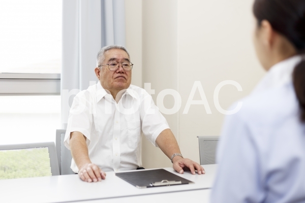 面談をしている風景 面談をしている風景の写真