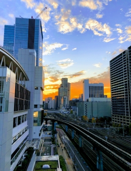 都会の夕暮れの写真