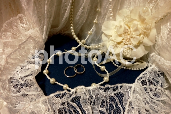 結婚指輪 レースとコサージュネックレス 結婚指輪 レースとコサージュネックレスの写真