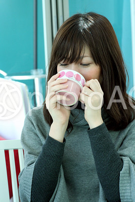 コーヒーを飲む女性 コーヒーを飲む女性の写真