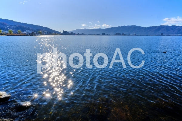 太陽の反射の美しい諏訪湖 太陽の反射の美しい諏訪湖の写真