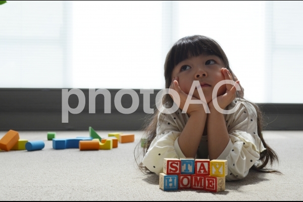子供 ステイホーム ほおづえをつく 子供 ステイホーム ほおづえをつくの写真