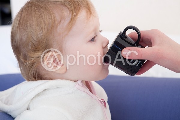 ドリンクを飲む赤ちゃん ドリンクを飲む赤ちゃんの写真