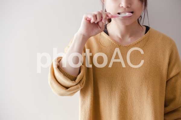 歯を磨く女性 歯を磨く女性の写真