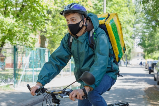 自転車に乗る女の人 横