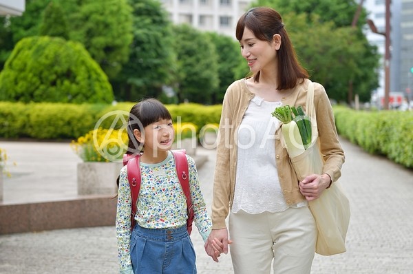 お母さんと手を繋いで歩くランドセルの女の子4 お母さんと手を繋いで歩くランドセルの女の子4の写真