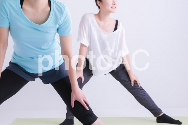 ストレッチする女性 ストレッチする女性の写真