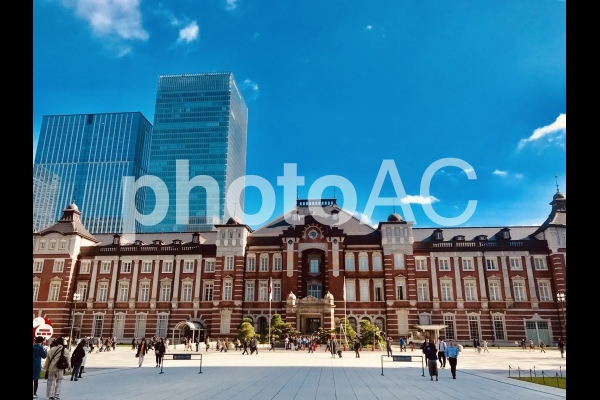 東京駅と青空とビル群 東京駅と青空とビル群の写真