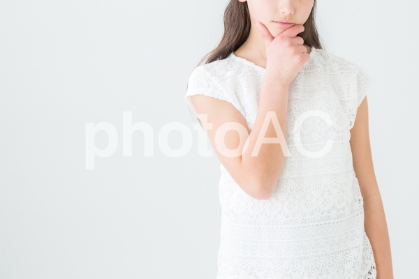 考える女の子 考える女の子の写真