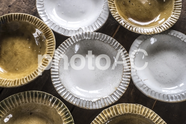 白いお皿と黄瀬戸のお皿_集合 白いお皿と黄瀬戸のお皿_集合の写真