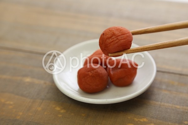 小皿に入った梅干し7 小皿に入った梅干し7の写真