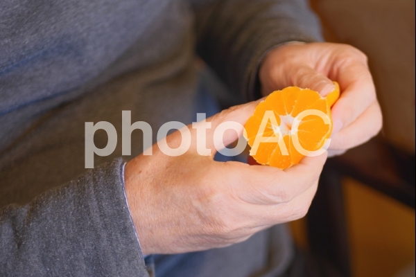みかんを食べる高齢者 みかんを食べる高齢者の写真