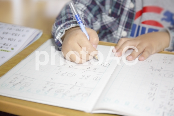 勉強する子供の手 勉強する子供の手の写真