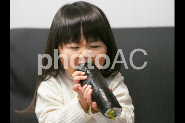 丸かぶりする女の子 丸かぶりする女の子の写真