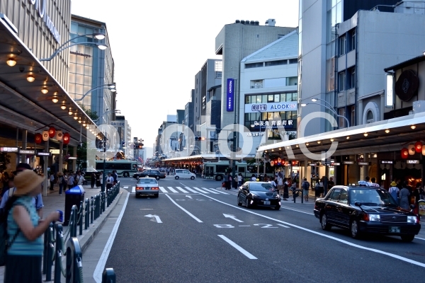 京都 四条河原町の四条通り 京都 四条河原町の四条通りの写真