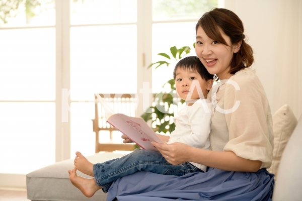 絵本を読む親子2 絵本を読む親子2の写真