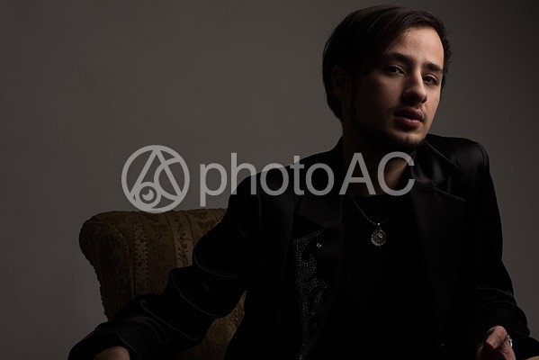 ソファに座る中性的な男性モデル28 ソファに座る中性的な男性モデル28の写真