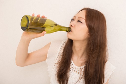 一気飲み シルエット イラストの無料ダウンロードサイト シルエットac