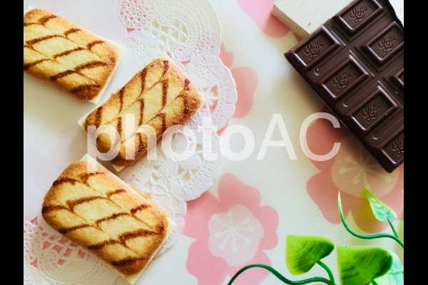 チョコレートとクッキー チョコレートとクッキーの写真